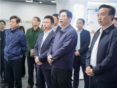 湖南省政協(xié)黨組成員、秘書長鄧群策帶隊考察調(diào)研中偉寧鄉(xiāng)產(chǎn)業(yè)基地
